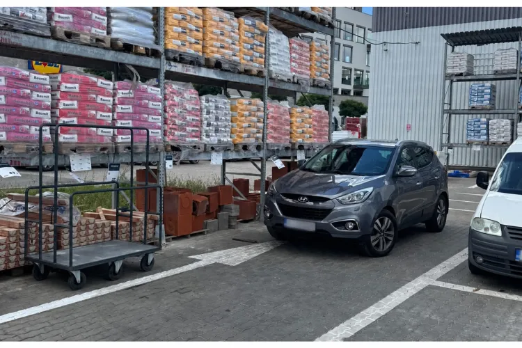 Parcare „de Cluj” într-un magazin de bricolaj! Șoferul și-a lăsat mașina în mijlocul căii de acces