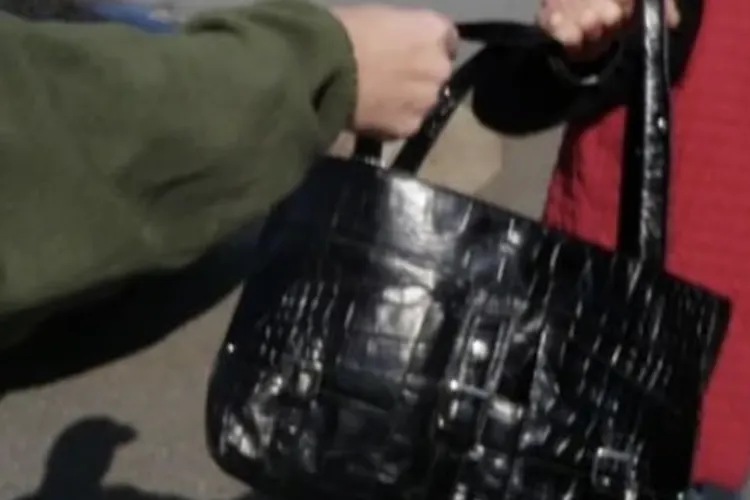 Furt ca în filme într-un local din Cluj-Napoca! Un bărbat i-a luat geanta de pe scaun, cu bani și bunuri de 1.100 de euro: Arestat preventiv 30 de zile