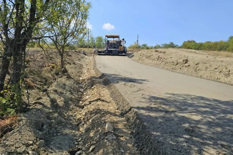 Drumul de piatră pe care șoferii îl evitau de ani de zile urmează să fie asfaltat! CJ Cluj a început deja lucrările: „O rută esențială de transport”