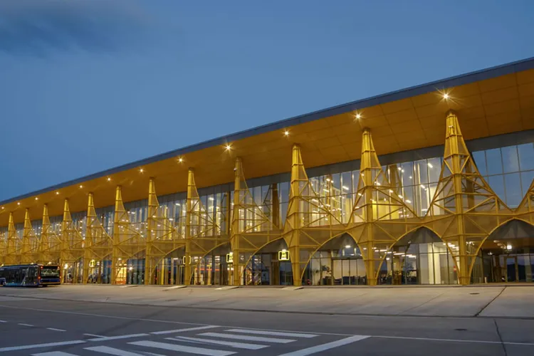Aproape un milion de oameni au trecut prin aeroportul din Cluj în trei luni. Doar Bucureștiul stă mai bine, iar Timișoara a rămas mult în urmă