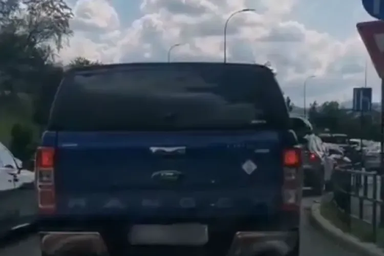 Străzi rezidențiale transformate în rute de tranzit! Revoltă în Clu-Napoca, după ce traficul ar fi explodat 