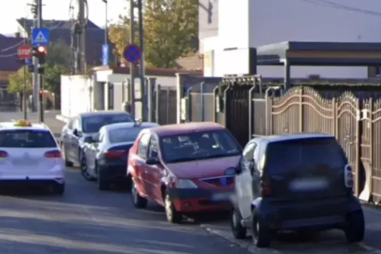 Trotuar blocat de mașini pe o stradă din Cluj-Napoca. Pietonii sunt nevoiți să meargă pe carosabil