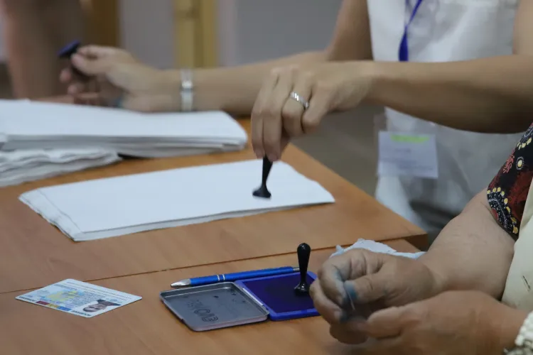 Românii, împărțiți în două tabere privind anticipatele. Cu cine ar vota dacă duminica viitoare ar avea loc alegeri (Sondaj CURS)