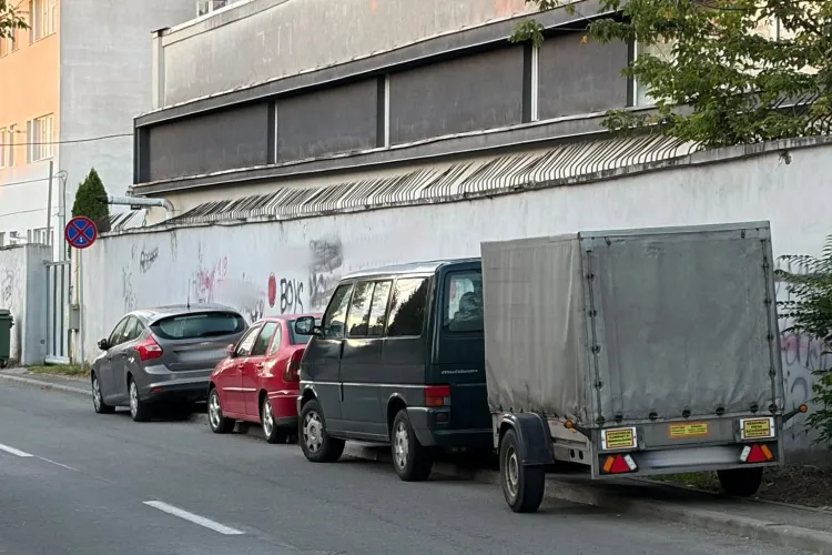 Trei mașini au „înghițit” tot trotuarul pe o stradă din Cluj: „Metrul pietonal, din păcate, nu numai acolo