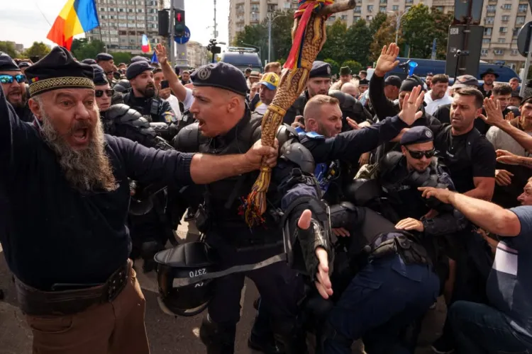 Haos și violențe la protestul din Piața Victoriei: peste 20 de oameni au avut nevoie de îngrijiri medicale. Un jandarm, dus la spital