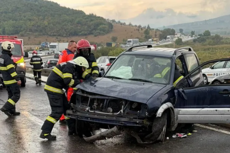 Accident în apropiere de Cluj-Napoca, la Mărtinești. Un bărbat a fost transportat la urgență după ce a lovit cu mașina parapetul dintre sensuri