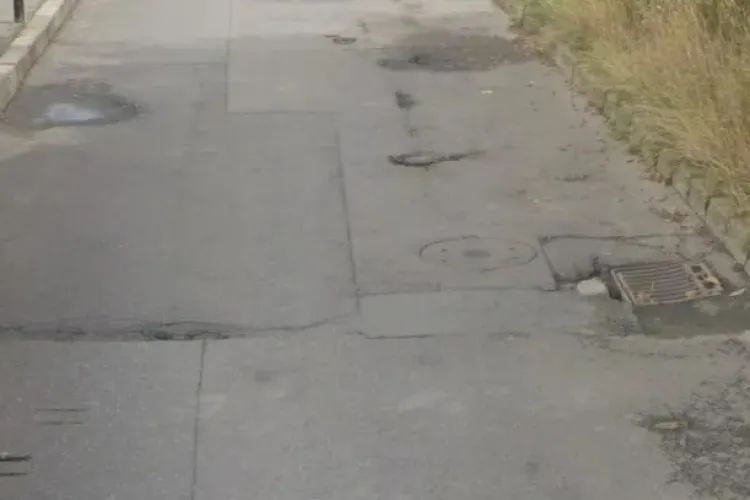 Stradă din Cluj, plină de gropi și denivelări! Clujenii cer asfaltarea ei pentru a scăpa de traficul din zonă