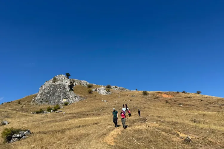 Aventură la munte pentru nouă copii cu autism din Cluj! Escaladă, tiroliană, trasee montane și foc de tabără la Moara de Pădure, în Băișoara