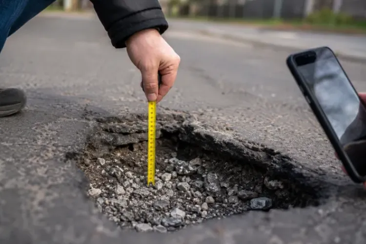 Drum plin de gropi într-o zonă intens circulată din Cluj-Napoca! Șoferii cer intervenția autorităților