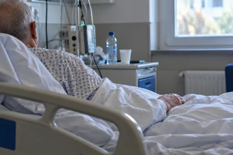 Doi agresori care au atacat un bătrân în Cluj, căutați în continuare de Poliție: „Bunicul meu a ajuns la spital cu șoldul rupt”. Victima, audiată la spital
