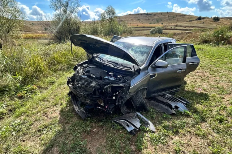 Accident grav în Cluj! Un șofer de 70 de ani s-a răsturnat cu mașina într-o curbă. Două persoane au avut nevoie de îngrijiri medicale