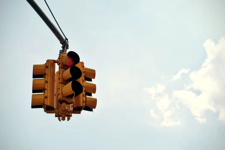 Trafic infernal dimineața pe o stradă intens circulată din Cluj! Un locuitor cere schimbarea semafoarelor: „De când a început școala este și mai groaznic”