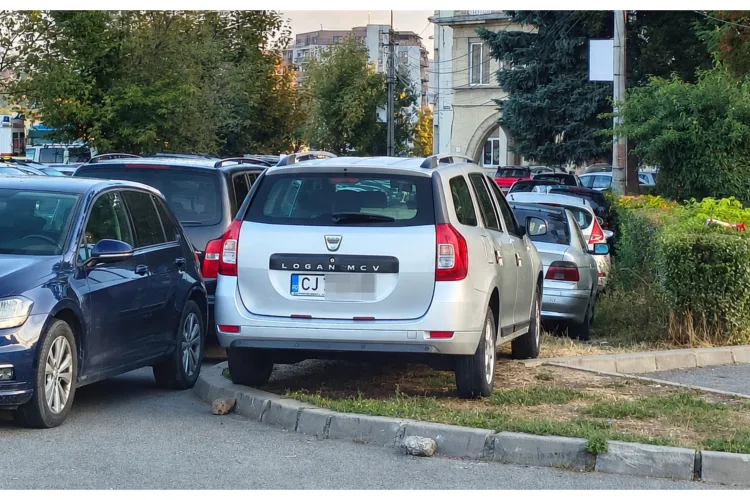„La păscut pe iarbă”! Un clujean și-a lăsat mașina pe spațiul verde, deși parcarea era aproape goală