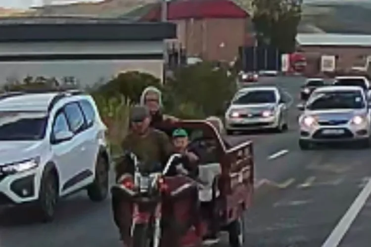 „Pericol public” pe drumurile din Cluj? Patru persoane pe un moped, la doar câteva zile după ce o fetiță de 3 ani și-a pierdut viața pe un scuter