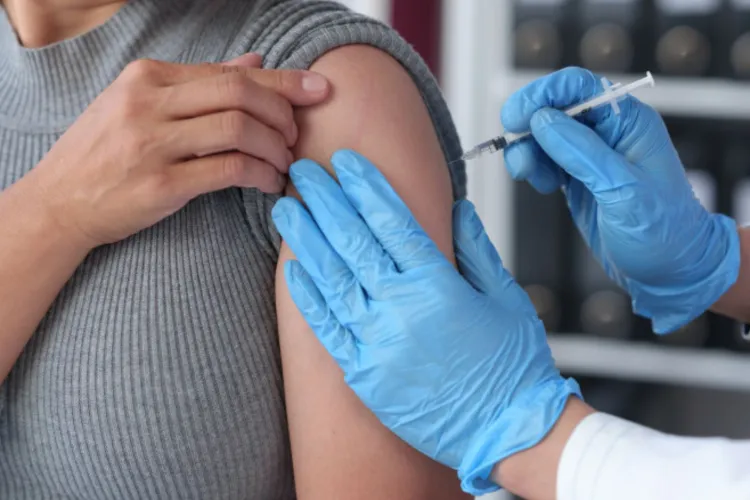 Vaccinul antigripal, recomandat din octombrie. Cine îl primește gratuit în România și cine beneficiază de compensare. Medicii explică unde se poate face