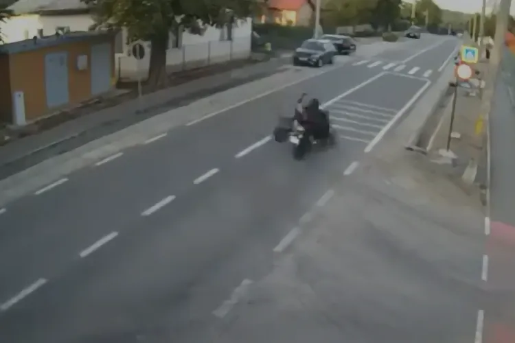 VIDEO. Tragedie cumplită! O fetiță de 3 ani, transportată pe scuter chiar de mamă, a murit într-un accident cu o motocicletă. Polițist: „Ne ucidem copiii”
