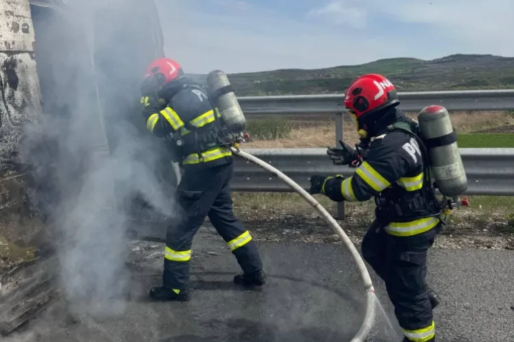Mașină cuprinsă de flăcări, în Cluj! Incendiul a izbucnit în timp ce mașina se deplasa pe drum. De la ce au pornit flăcările