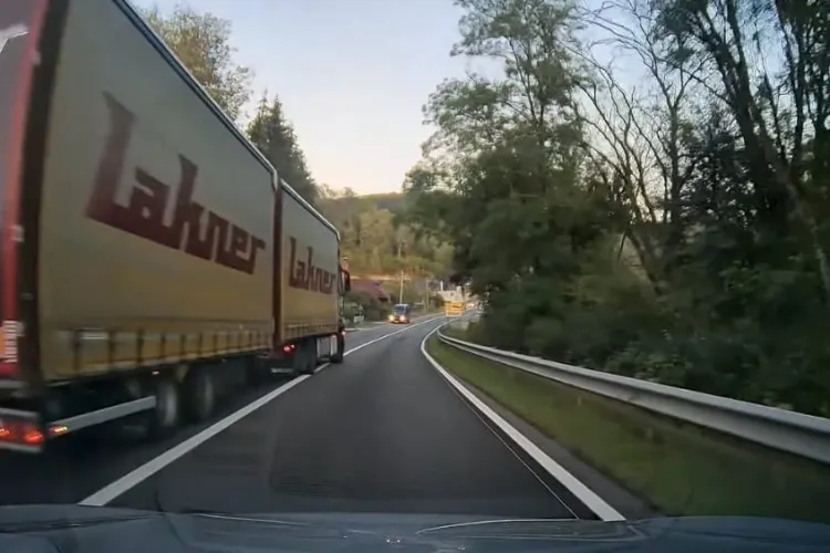 VIDEO. La un pas de tragedie pe E28, în drum spre Cluj! Un TIR a intrat în depășire într-o curbă, iar autobuzul a ieșit de pe drum