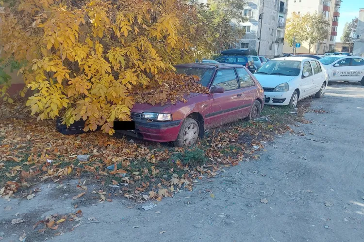 Șase luni au trecut, dar mașinile sunt tot acolo! Un clujean cere ridicarea a două autoturisme abandonate