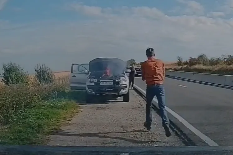 VIDEO. Felicitări, OM BUN! Omenia n-a murit la Cluj: Un clujean a sărit în ajutorul unui șofer căruia i-a luat foc mașina. Și nu s-a oprit la atât!