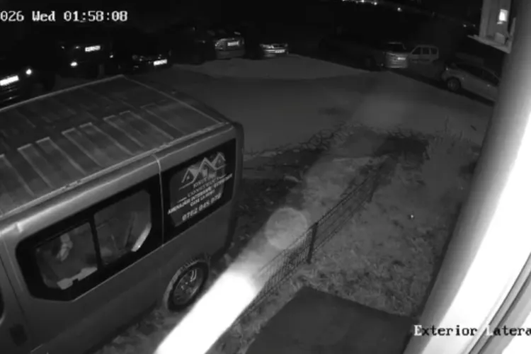 VIDEO. Hoț surprins de camere în timp ce fură dintr-o mașină în Florești. Proprietarul îl caută pe cel i-a creat paguba