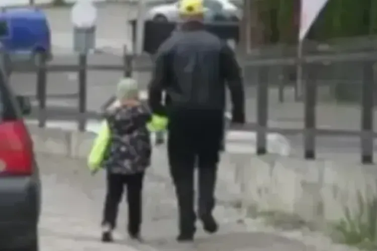 Pericol pentru părinții cu copii la o creșă din Cluj-Napoca. Sunt nevoiți să meargă pe carosabil: „Nu există trotuar”