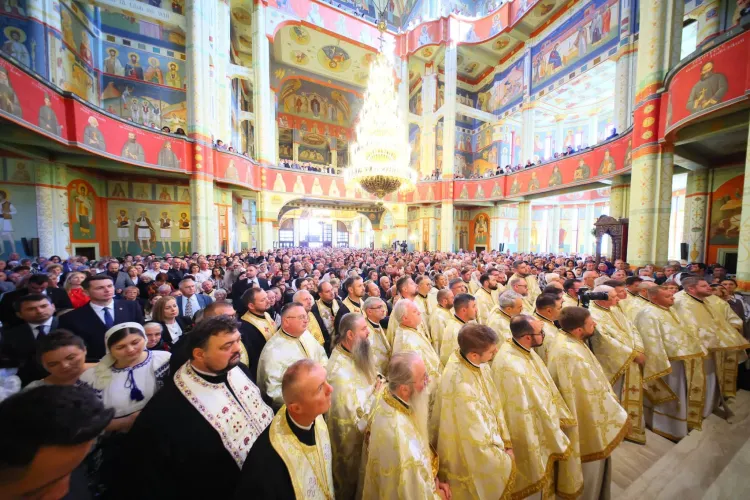 Zi de sărbătoare în Cluj-Napoca! S-a sfințit Biserica „Sfinții Apostoli Petru și Pavel” din Mănăștur