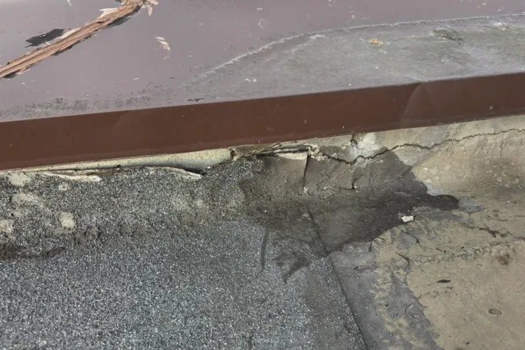 Lucrări de mântuială la o clădire din Cluj! Hidroizolația era umflată și ruptă, iar pe margini lipsea complet: „Lucrări făcute la mișto!”