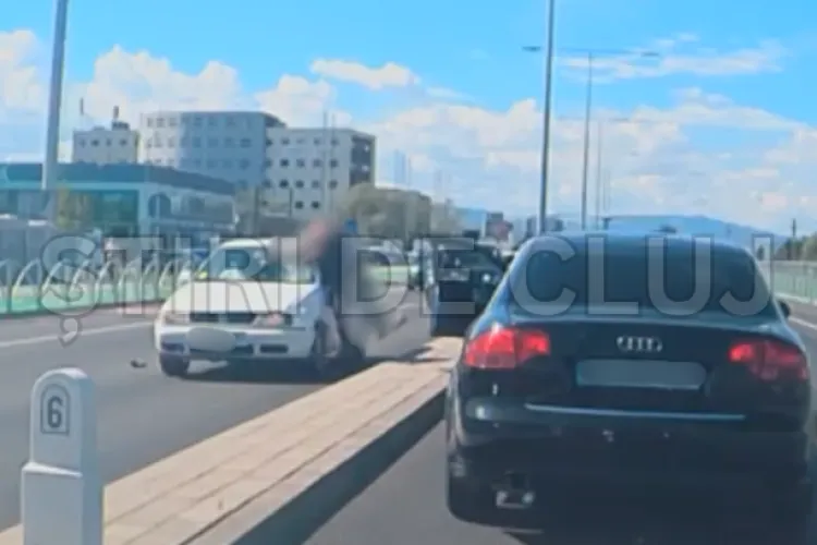 VIDEO. Accident LIVE! Tânăr din Cluj luat pe capotă de o mașină după ce a coborât din alt autoturism: Este incredibil! Oare ce o fi vrut să facă?