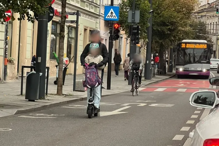 Imagini periculoase în Cluj! Un copil, transportat pe trotineta electrică de tatăl ei printre mașini și autobuze în drum spre școală