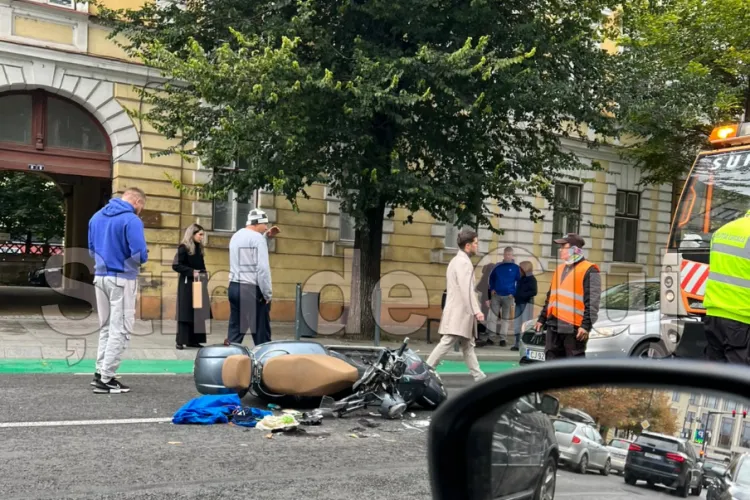 Accident în centrul Clujului, pe strada Petru Maior, acum. Un scuter a ajuns la pământ. Dacă puteți, evitați zona!