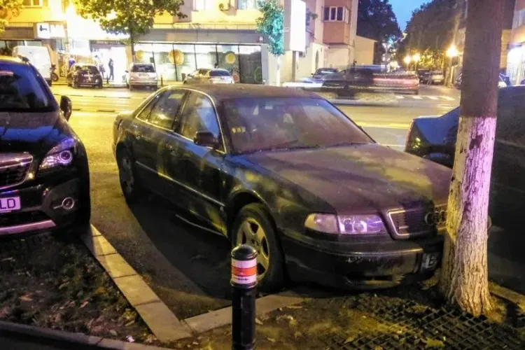 Mașina abandonată din Cluj care pare „invizibilă” pentru autorități: sesizată în ianuarie, este tot acolo după 9 luni, spre disperarea unui localnic