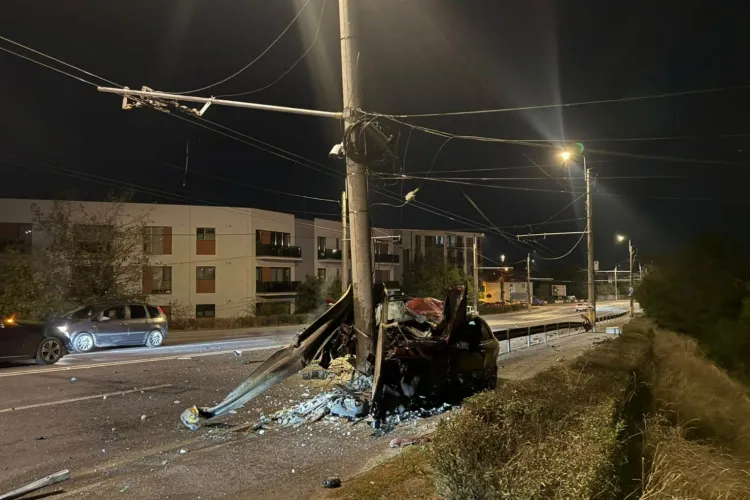 VIDEO. Cum s-a produs accidentul cumplit de azi-noapte din Cluj-Napoca. Șoferul de 33 de ani ar fi pierdut controlul volanului și a intrat într-un stâlp