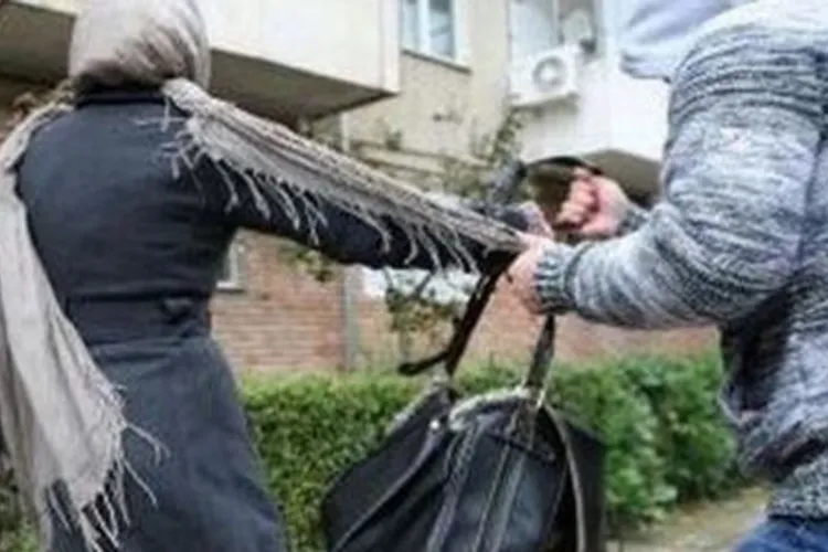 Tâlhărie dis-de-dimineață pe o stradă din Cluj-Napoca! O femeie a fost atacată pe casa scării, iar hoțul i-ar fi smuls geanta cu mii de euro și lei