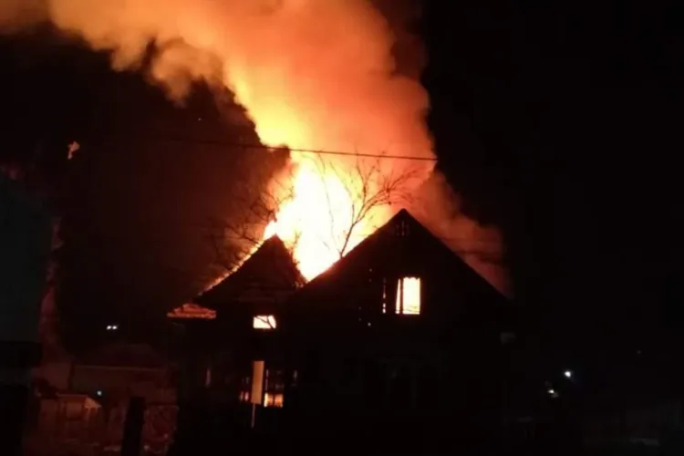 Copil de doi ani, găsit mort într-un incendiu devastator! Băiețelul ar fi fost singur în casă când locuința a luat foc. Polițiștii au deschis dosar penal