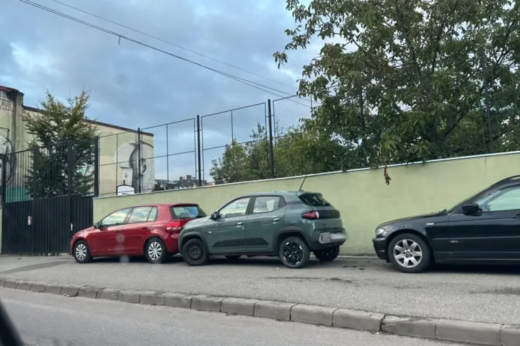 Când parcarea laterală devine artă: o Dacia Spring a atras atenția clujenilor: „Dacă le găsiți zgâriate, să știți cine v-a atins”