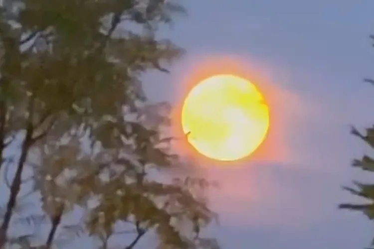 VIDEO. Imagini superbe cu Luna Recoltei, surprinsă pe cer în weekend, în Cluj: Spectacol astronomic rar, cu Luna Plină și Saturn în apropiere