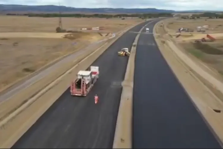 VIDEO. Vești bune pentru șoferii din Transilvania. O nouă Autostradă prinde contur. Peste 1.000 de muncitori sunt pe șantier și lucrează în ritm alert