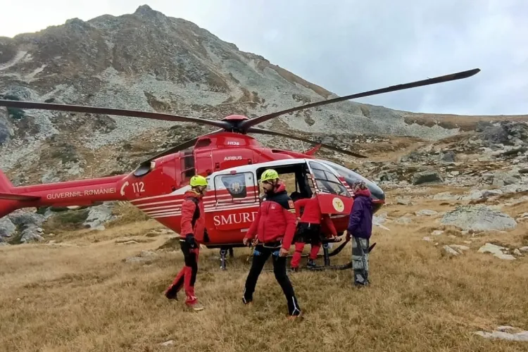 O turistă a rămas blocată în munți după ce și-a rupt glezna. Salvamontiștii au intervenit de urgență. A fost trimis elicopterul SMURD 