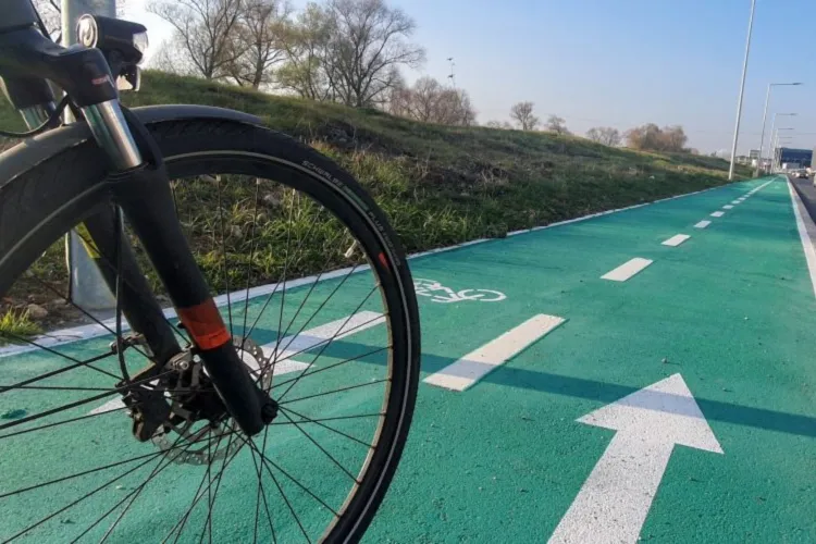 Lipsa pisteor de biciclete în Borhanci îi exasperează pe clujeni: „Ne punem copiii în pericol în fiecare dimineață! Șoferii nu ne lasă să trecem”