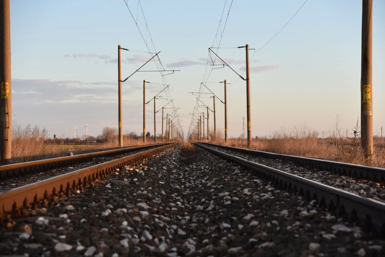 Calea ferată Cluj-Napoca-Oradea, tot mai aproape de trenurile de mare viteză! La ce stadiu au ajuns lucrările 