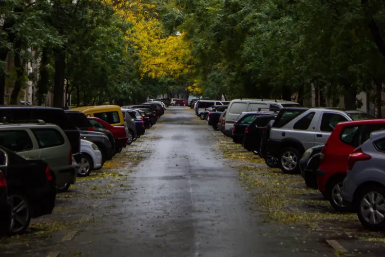 „Unde vă parcați mașinile?” Un clujean s-a mutat recent pe strada Parâng și s-a lovit de criza locurilor de parcare
