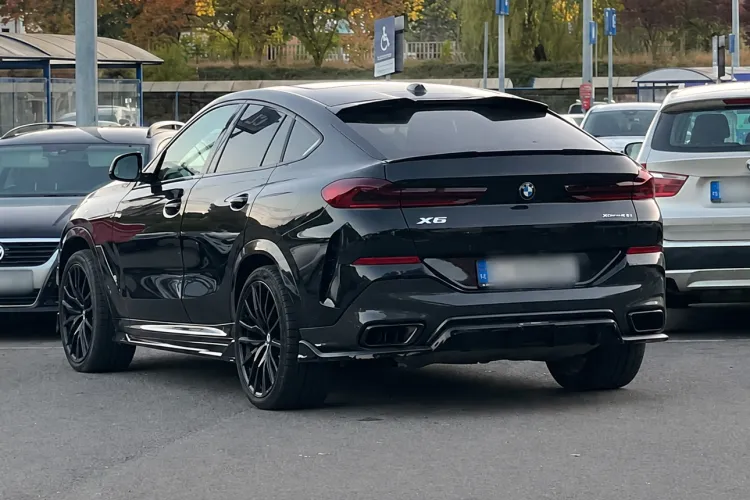 „Barosanul” din Cluj-Napoca și-a lăsat BMW-ul unde a vrut! Șoferii au fost nevoiți să facă slalom în jurul mașinii