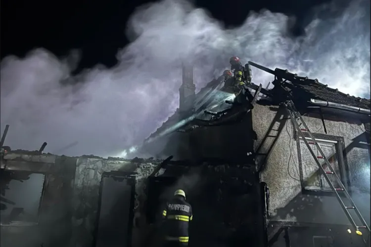 Ce tragedie azi-noapte pentru o familie de clujeni: Incendiul le-a distrus munca și s-a ales praful de gospodăria lor