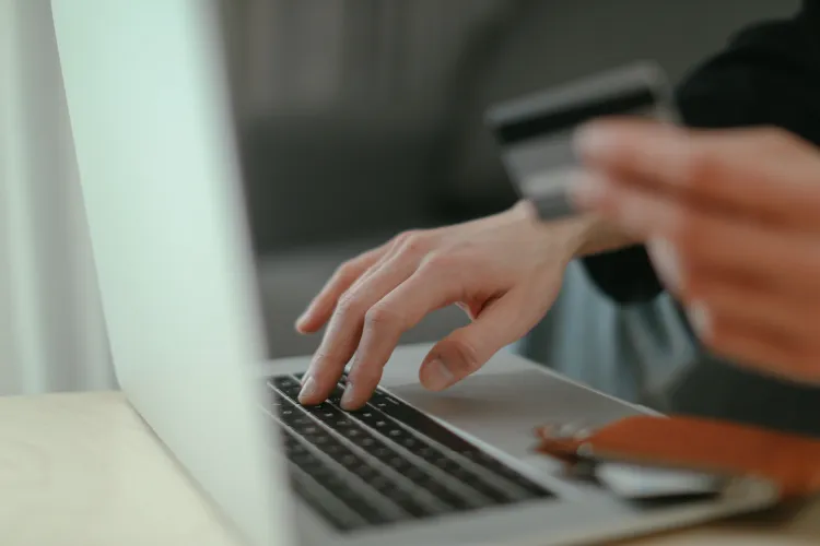 Cât de mult cumpără românii de pe internet? Cifra a crescut spectaculos în doar patru ani