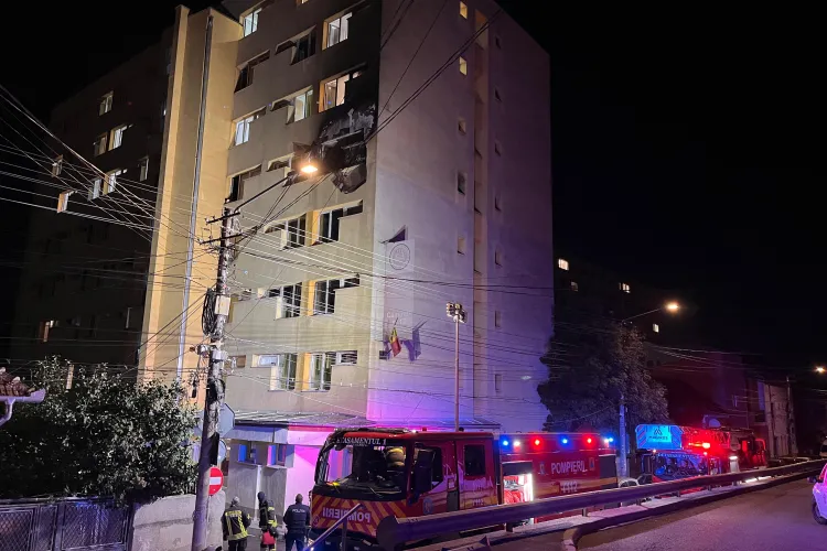 VIDEO: Incendiu de proporții în Căminul 17 în  Hașdeu, Cluj! 200 de studenți, evacuați. 13 au avut nevoie de îngrijiri medicale, 3 de oxigen