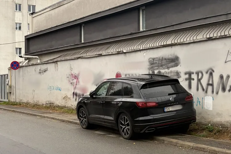 Trotuarul, transformat în parcare pentru un Touareg! Ce le-au răspuns clujenii celor care au criticat șoferul: „Ai două trotuare!”