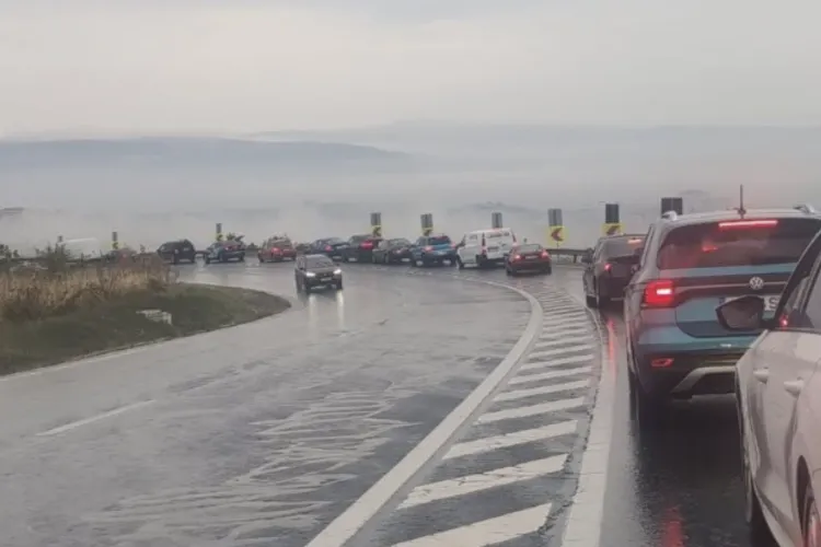 Cum a avut loc accidentul din Cluj care a blocat total intrarea în oraș! Impact frontal cu o autoutilitară pe Calea Turzii, o mașină a ieșit de pe drum