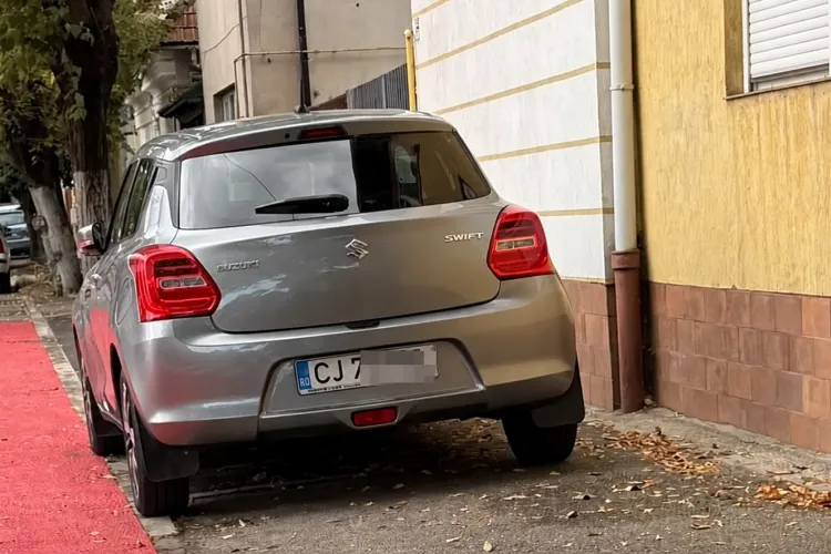 Parcare „de vedetă” în Cluj-Napoca! Un șofer a blocat trotuarul, iar pietonii au „explodat”: „Vă gândiți puțin la oamenii nevăzători și la mamele cu copii”