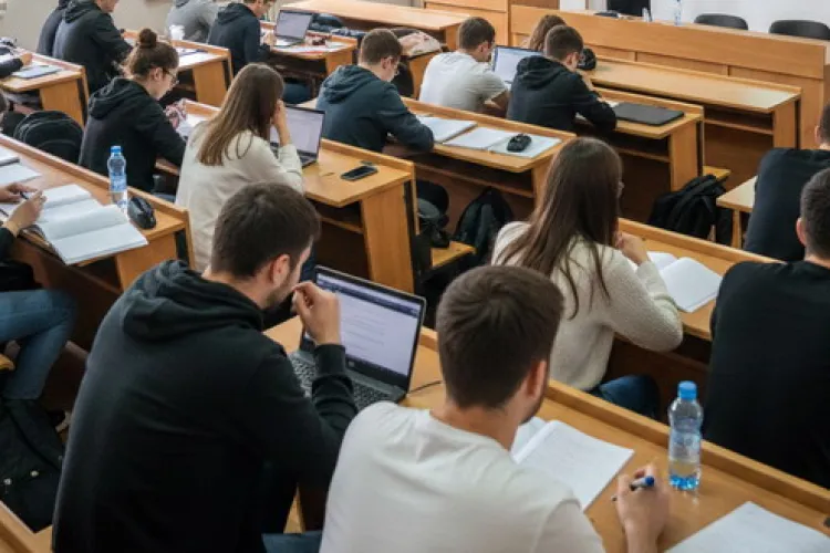 Vin studenții la Cluj. Câți dintre ei au un loc în cămin? Mii de tineri își vor căuta un loc în chirie
